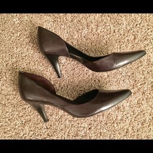 Ladies Gianni Bini Leather Toe Pumps Kitten Heels